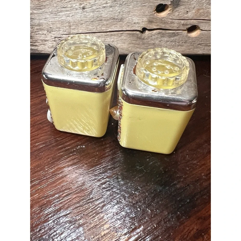 Vintage Yellow Myrtle Beach SC Salt and Pepper Shakers with‎ Glitter and Shells
